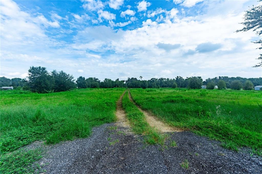 На продажу: $425,000 (14.44 acres)