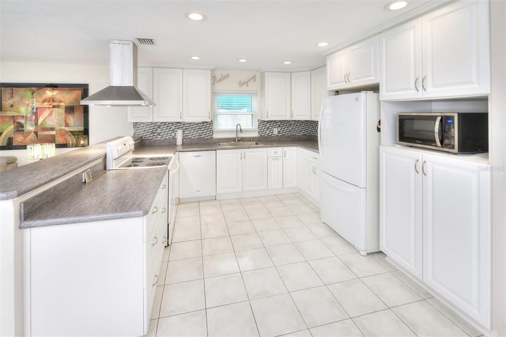 Active With Contract: $289,900 (2 beds, 1 baths, 1459 Square Feet)