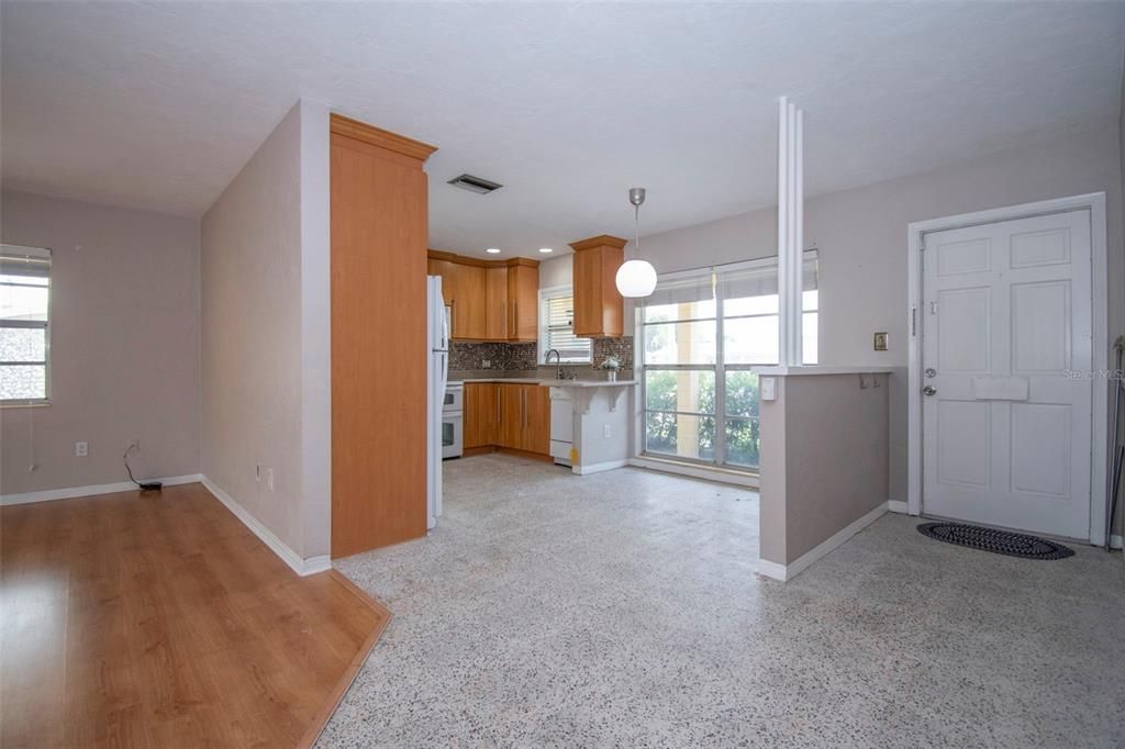 For Sale: $259,900 (2 beds, 1 baths, 1065 Square Feet)