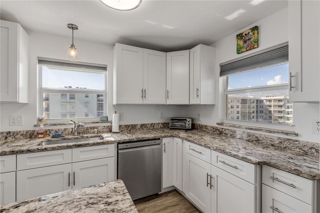 For Sale: $629,000 (2 beds, 2 baths, 977 Square Feet)