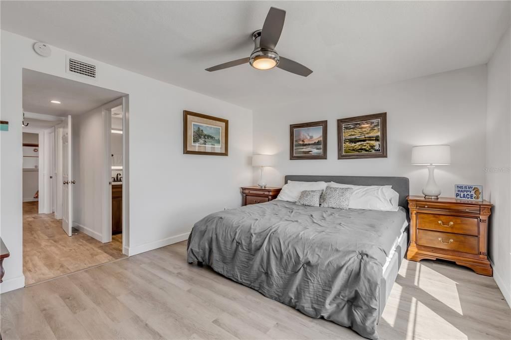 For Sale: $629,000 (2 beds, 2 baths, 977 Square Feet)