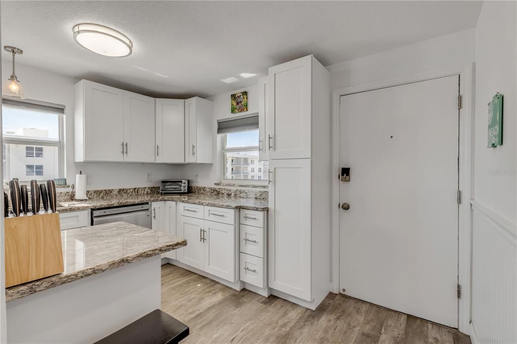 For Sale: $629,000 (2 beds, 2 baths, 977 Square Feet)