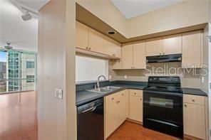 Active With Contract: $1,995 (2 beds, 2 baths, 1150 Square Feet)