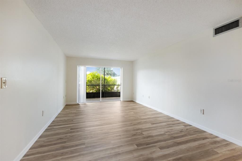 Active With Contract: $175,900 (1 beds, 1 baths, 714 Square Feet)