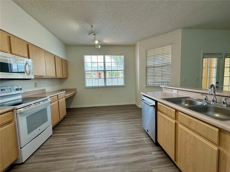 For Rent: $1,699 (2 beds, 2 baths, 999 Square Feet)