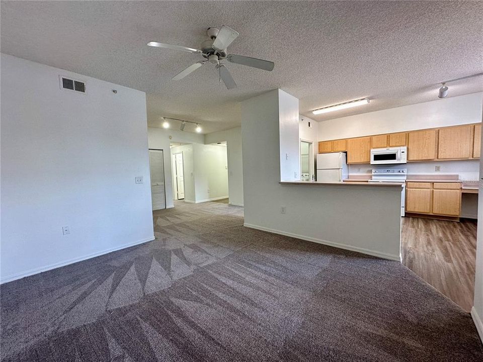 For Rent: $1,699 (2 beds, 2 baths, 999 Square Feet)