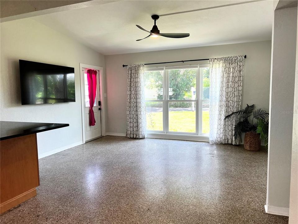 For Rent: $2,550 (2 beds, 1 baths, 859 Square Feet)