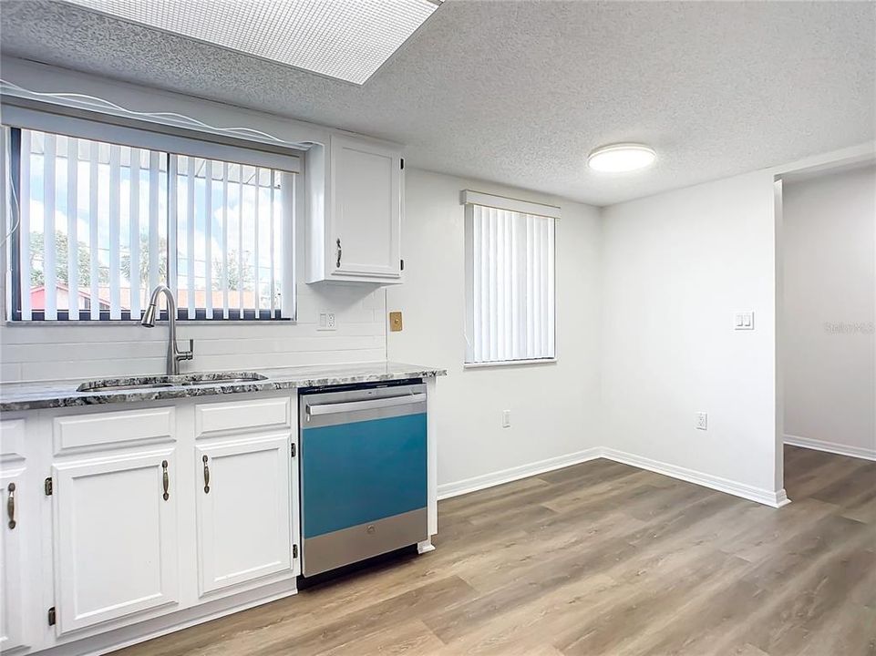 Active With Contract: $289,990 (3 beds, 2 baths, 1424 Square Feet)