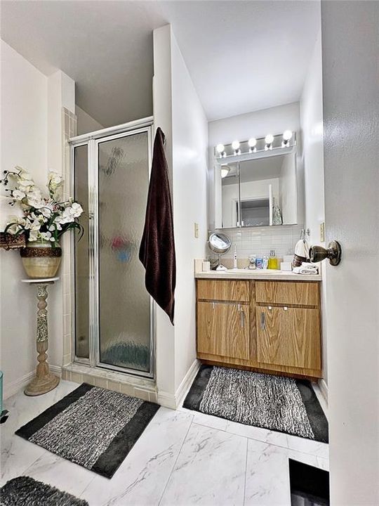 Primary bathroom w shower, linen closet