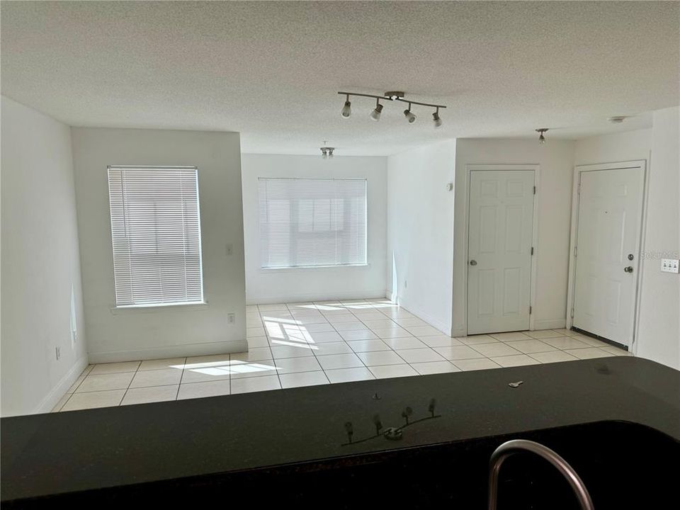 For Rent: $1,300 (1 beds, 1 baths, 762 Square Feet)