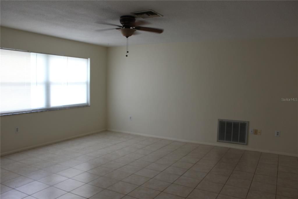 For Rent: $1,900 (4 beds, 2 baths, 1428 Square Feet)