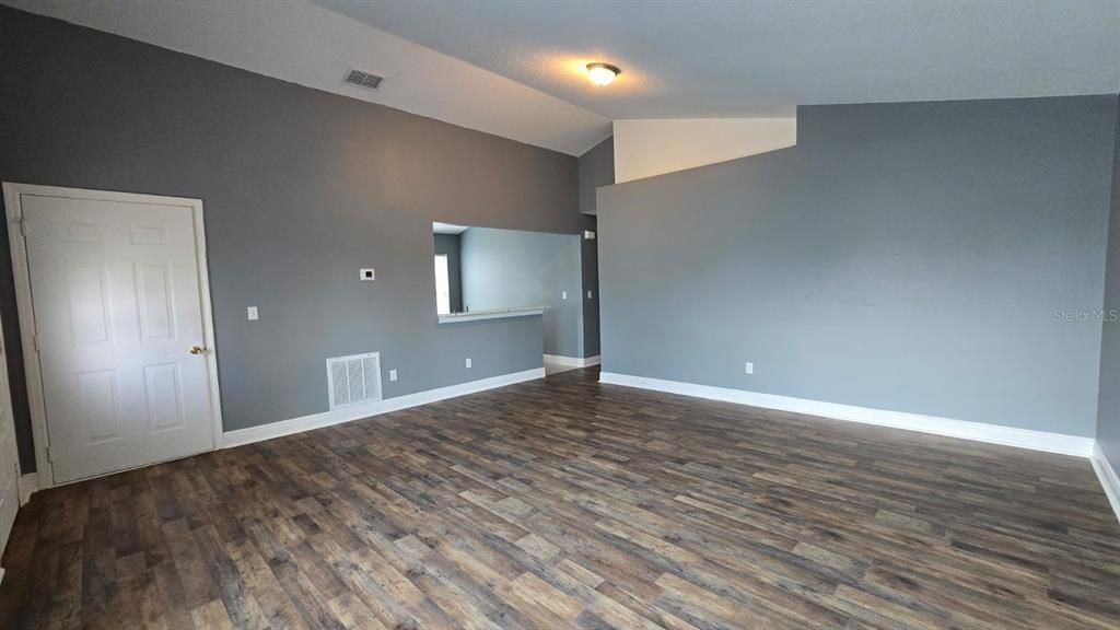 Active With Contract: $1,850 (3 beds, 2 baths, 1182 Square Feet)