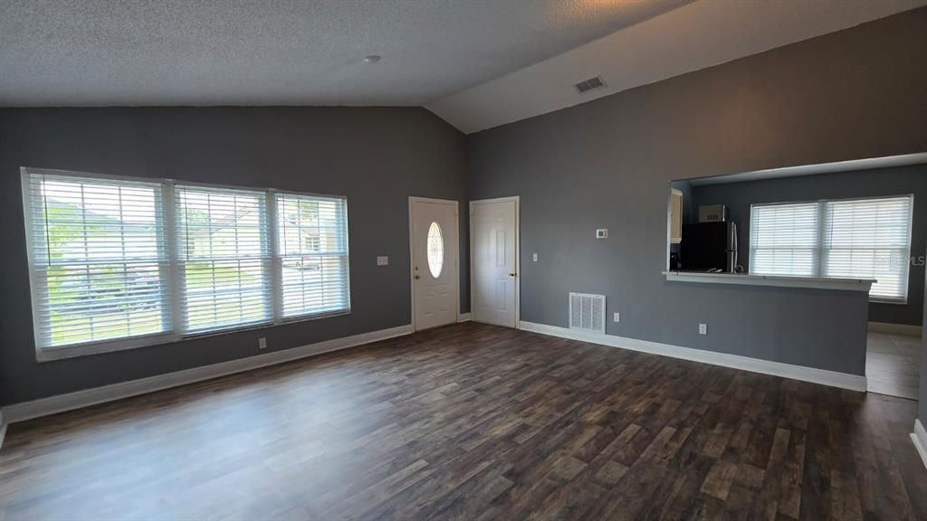 Active With Contract: $1,850 (3 beds, 2 baths, 1182 Square Feet)