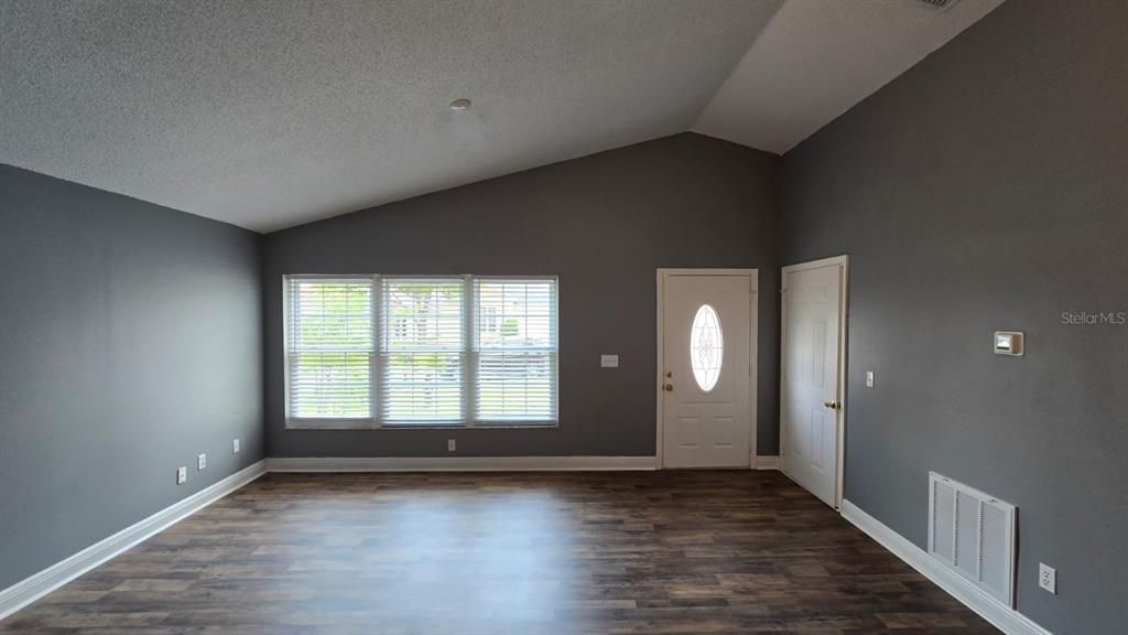 Active With Contract: $1,850 (3 beds, 2 baths, 1182 Square Feet)