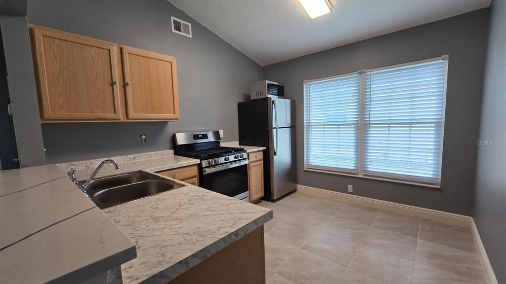 Active With Contract: $1,850 (3 beds, 2 baths, 1182 Square Feet)