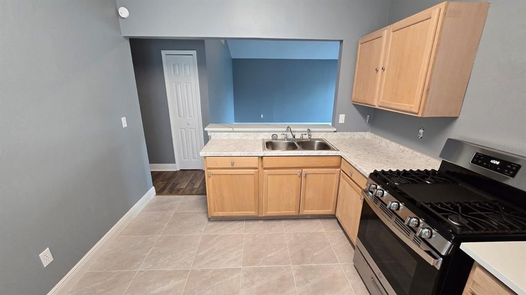 Active With Contract: $1,850 (3 beds, 2 baths, 1182 Square Feet)