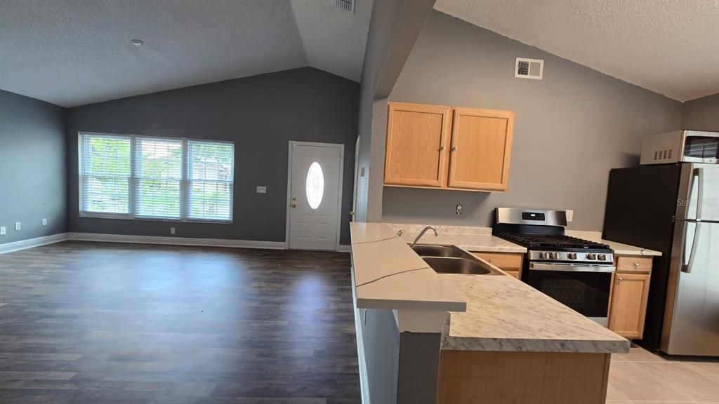 Active With Contract: $1,850 (3 beds, 2 baths, 1182 Square Feet)