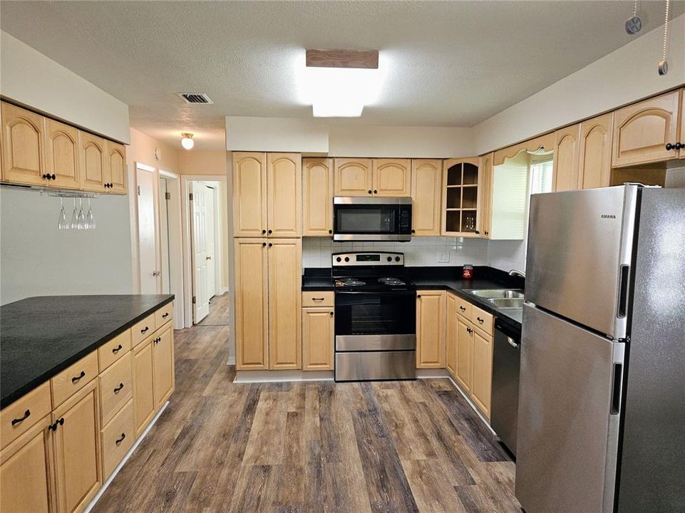 For Rent: $2,350 (2 beds, 2 baths, 960 Square Feet)