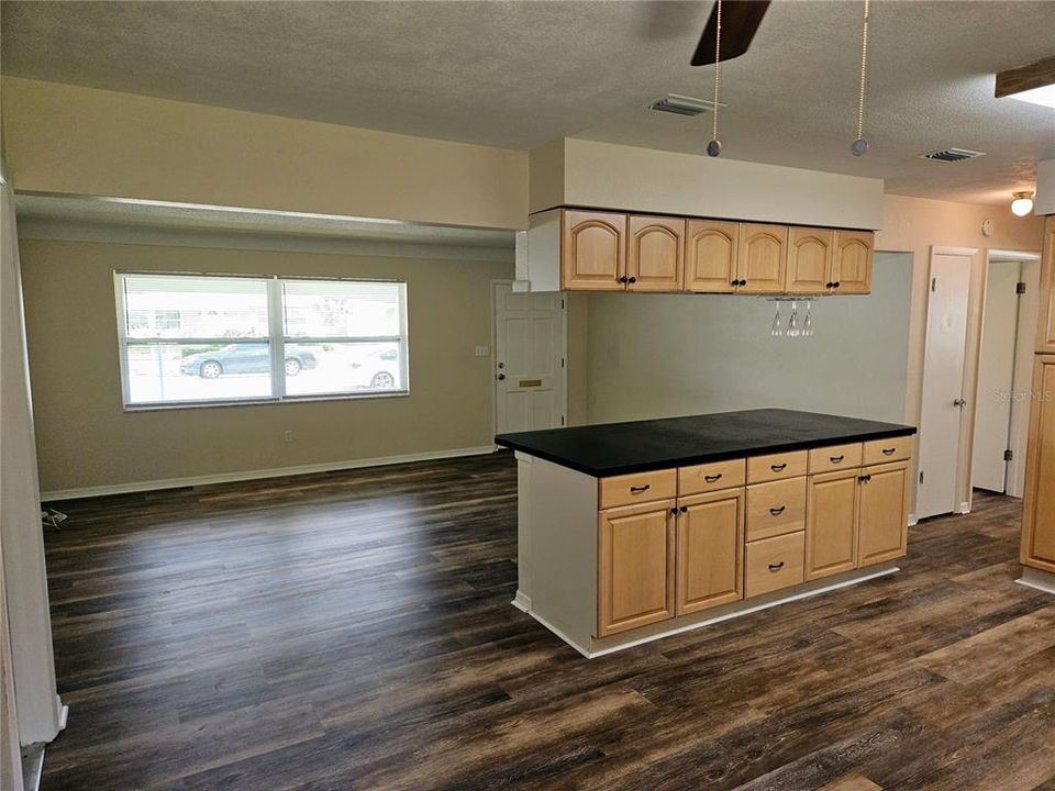 For Rent: $2,350 (2 beds, 2 baths, 960 Square Feet)