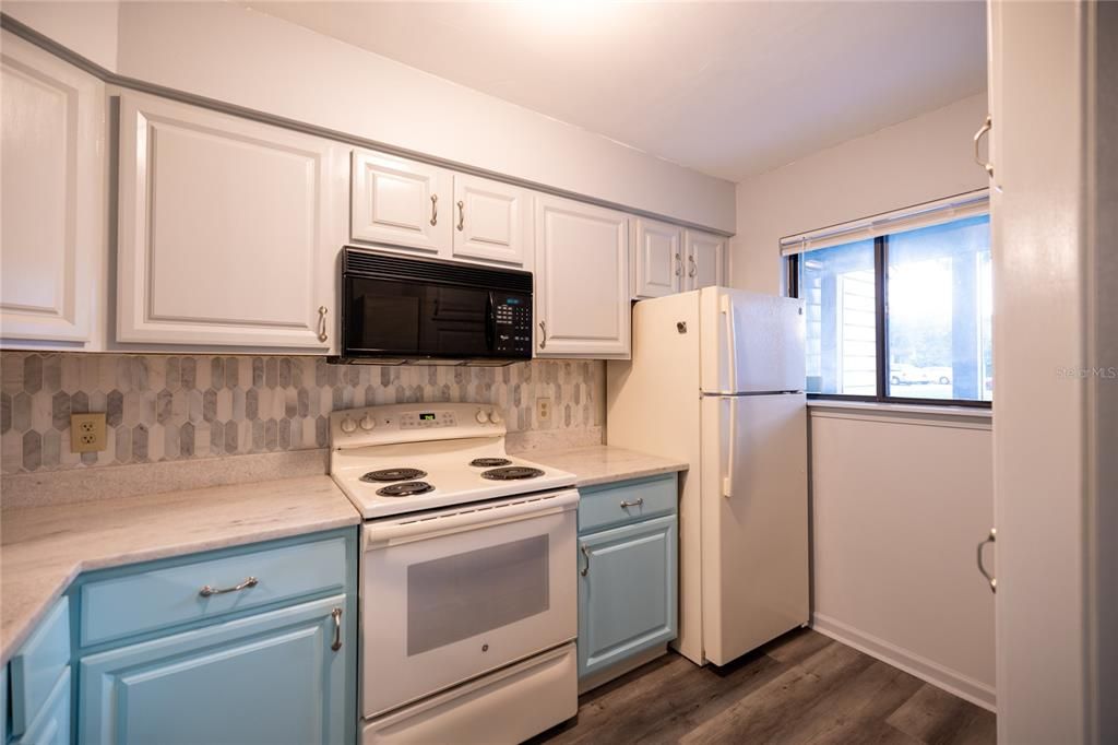 For Sale: $215,000 (2 beds, 1 baths, 1078 Square Feet)