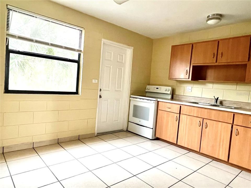 For Rent: $1,095 (2 beds, 1 baths, 867 Square Feet)