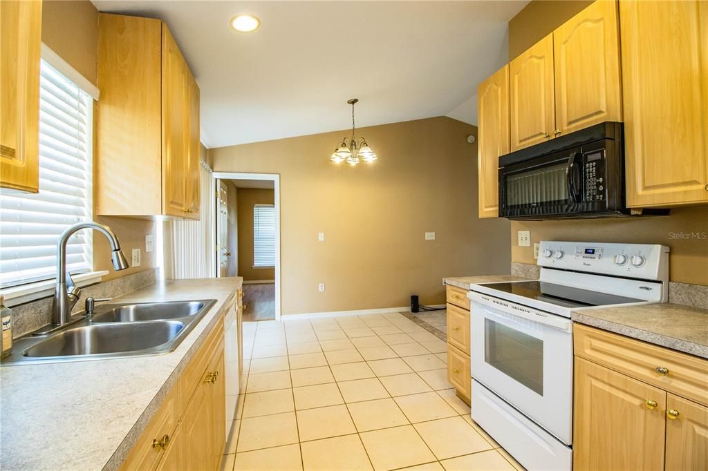 Active With Contract: $259,900 (3 beds, 2 baths, 1225 Square Feet)