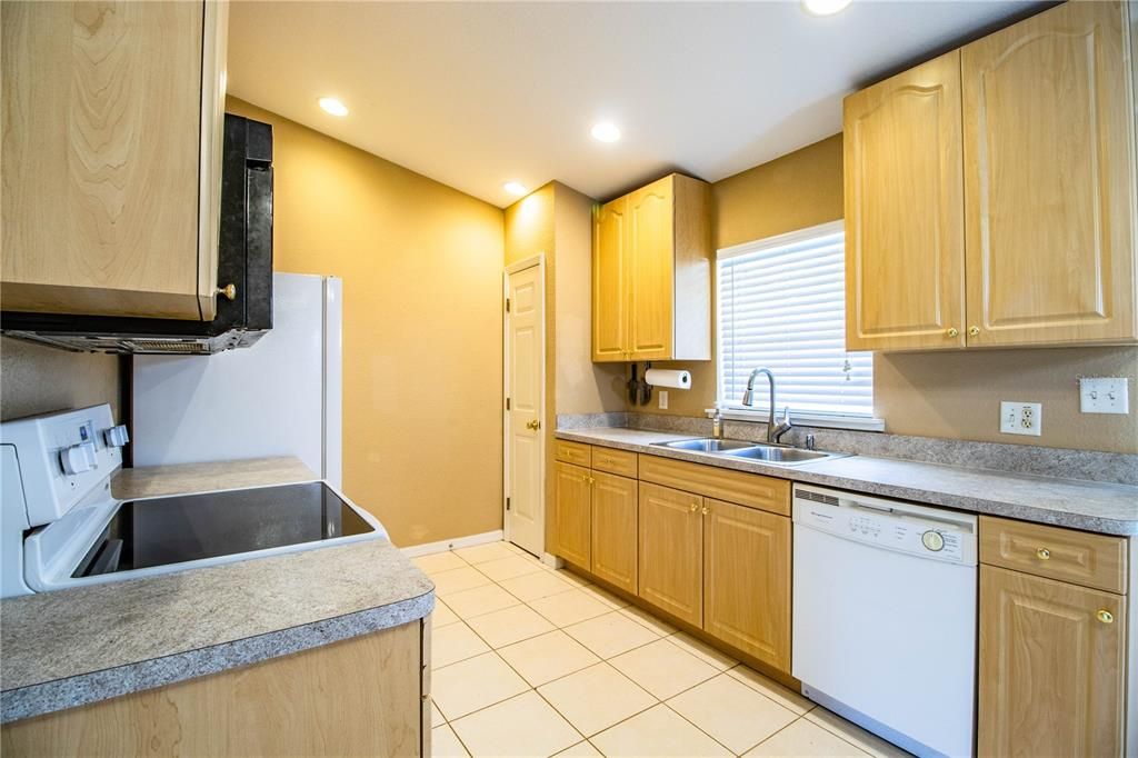 Active With Contract: $259,900 (3 beds, 2 baths, 1225 Square Feet)