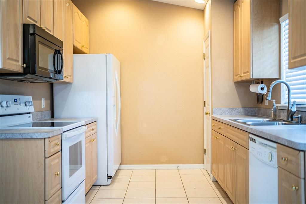 Active With Contract: $259,900 (3 beds, 2 baths, 1225 Square Feet)