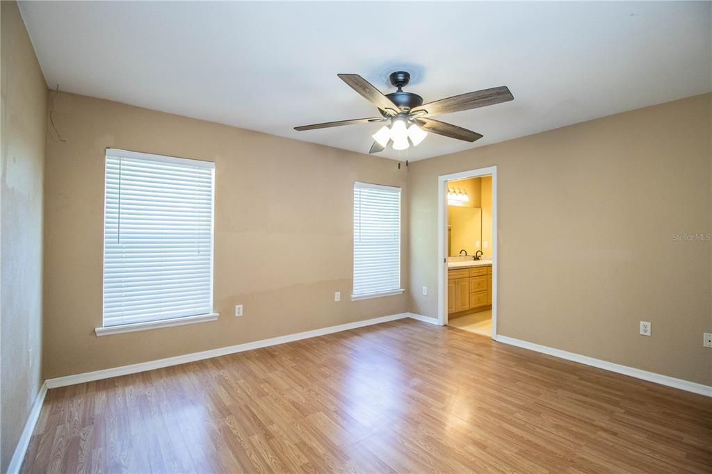 Active With Contract: $259,900 (3 beds, 2 baths, 1225 Square Feet)