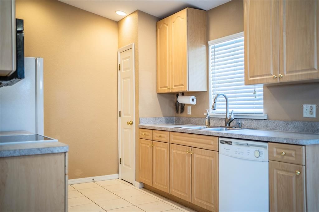 Active With Contract: $259,900 (3 beds, 2 baths, 1225 Square Feet)