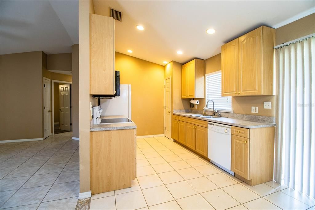 Active With Contract: $259,900 (3 beds, 2 baths, 1225 Square Feet)