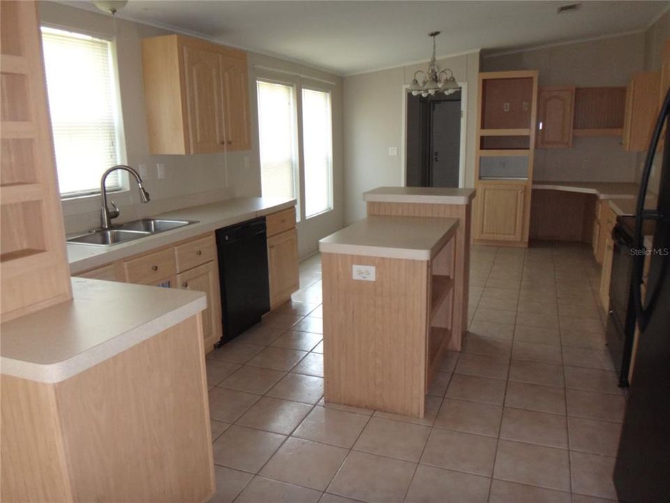 Active With Contract: $209,900 (3 beds, 2 baths, 1566 Square Feet)