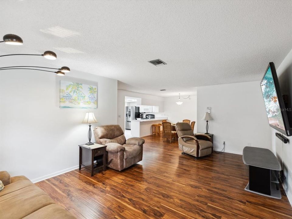 For Sale: $224,900 (2 beds, 2 baths, 1148 Square Feet)