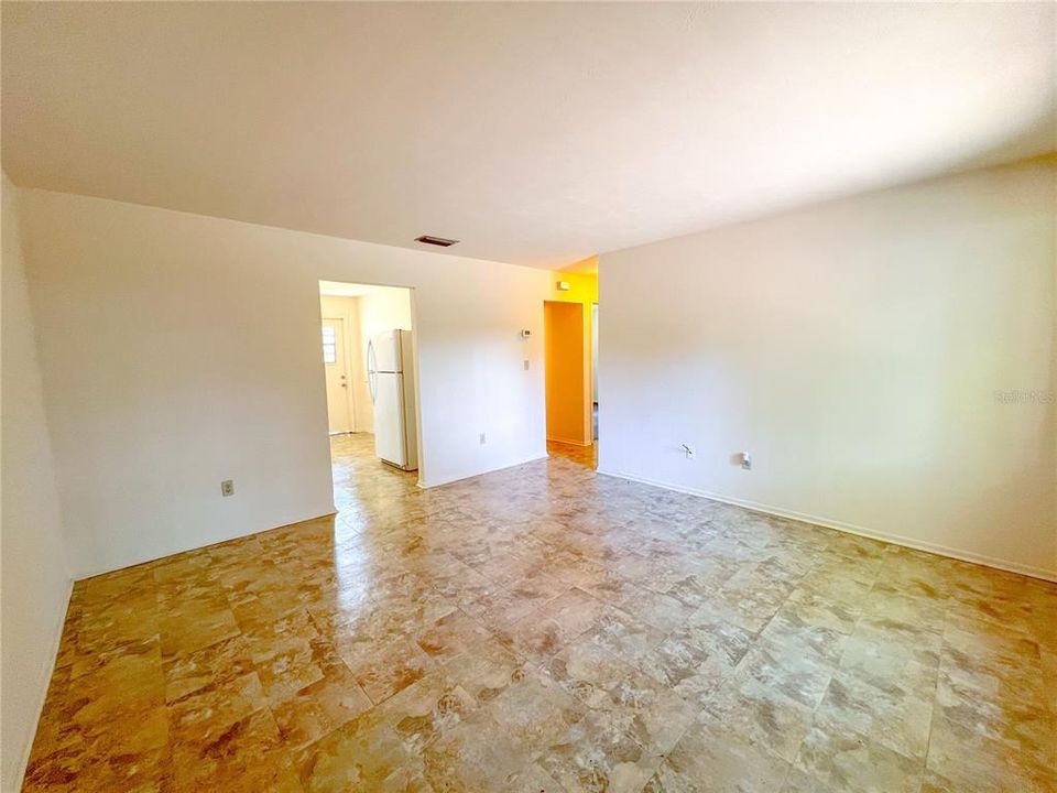 For Rent: $1,100 (2 beds, 1 baths, 896 Square Feet)