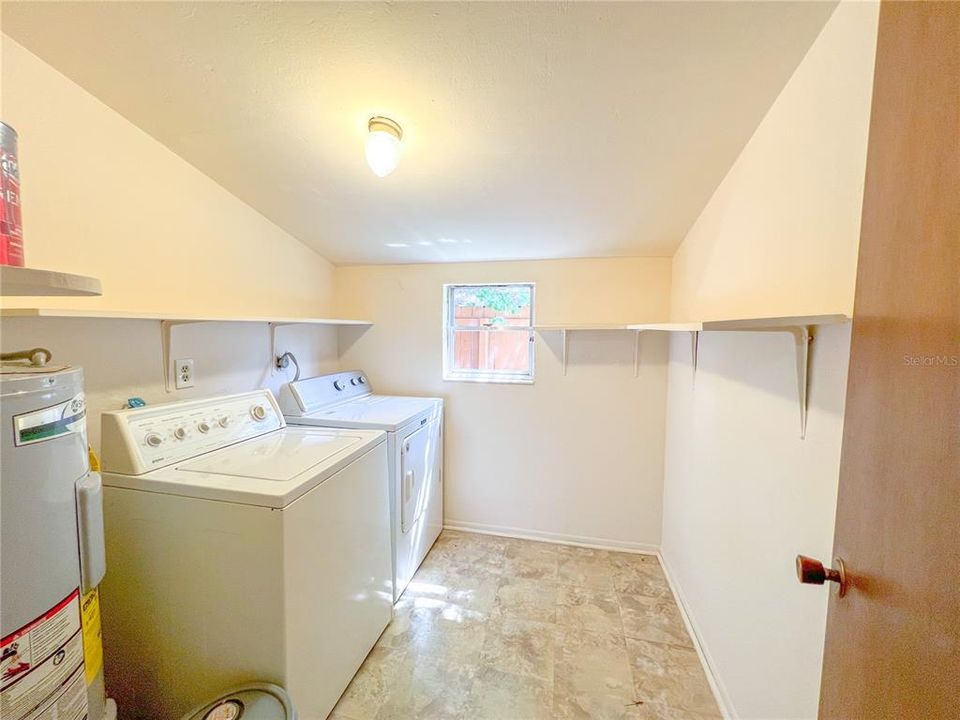 For Rent: $1,100 (2 beds, 1 baths, 896 Square Feet)