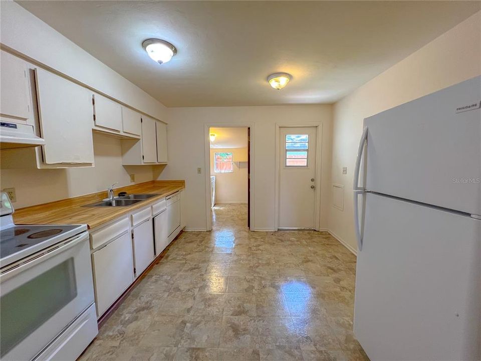 For Rent: $1,100 (2 beds, 1 baths, 896 Square Feet)