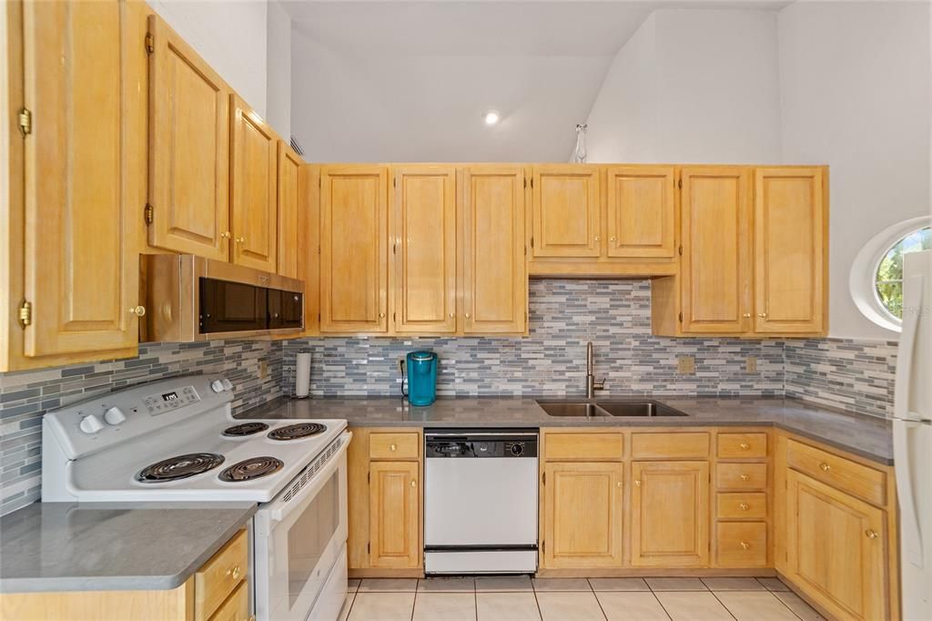 For Sale: $330,000 (2 beds, 2 baths, 1402 Square Feet)