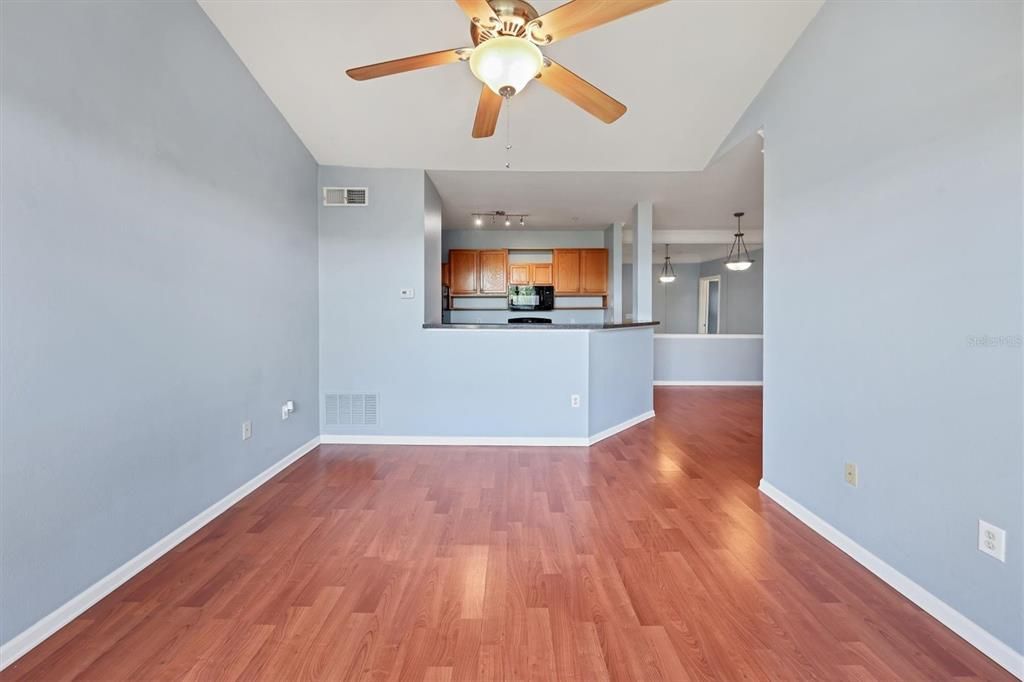 Active With Contract: $179,000 (1 beds, 1 baths, 794 Square Feet)