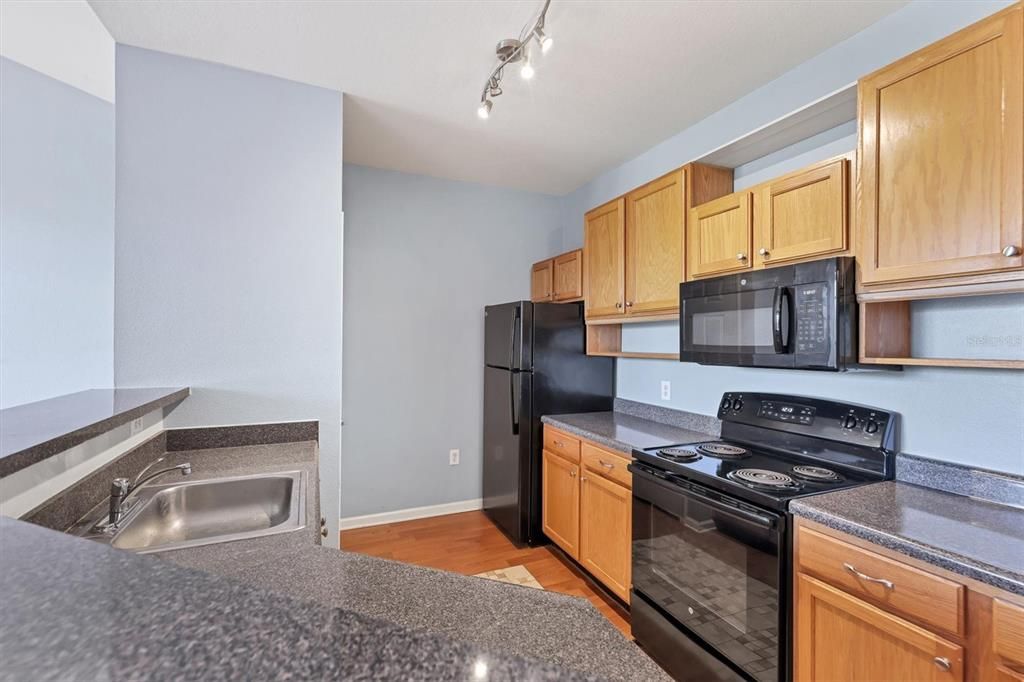 Active With Contract: $179,000 (1 beds, 1 baths, 794 Square Feet)