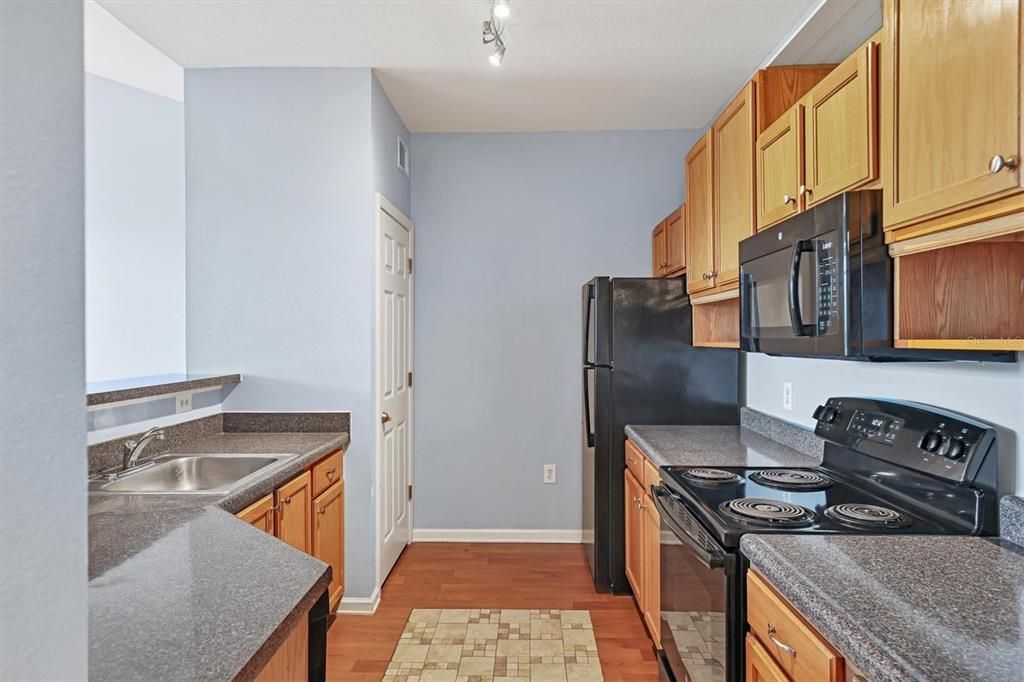 Active With Contract: $179,000 (1 beds, 1 baths, 794 Square Feet)