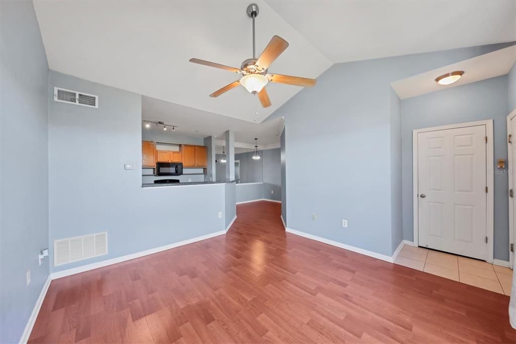 Active With Contract: $179,000 (1 beds, 1 baths, 794 Square Feet)