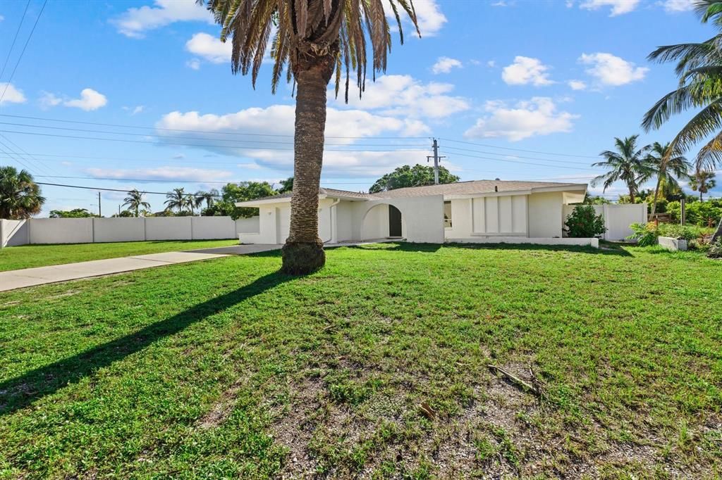 For Sale: $1,875,000 (2 beds, 2 baths, 1346 Square Feet)