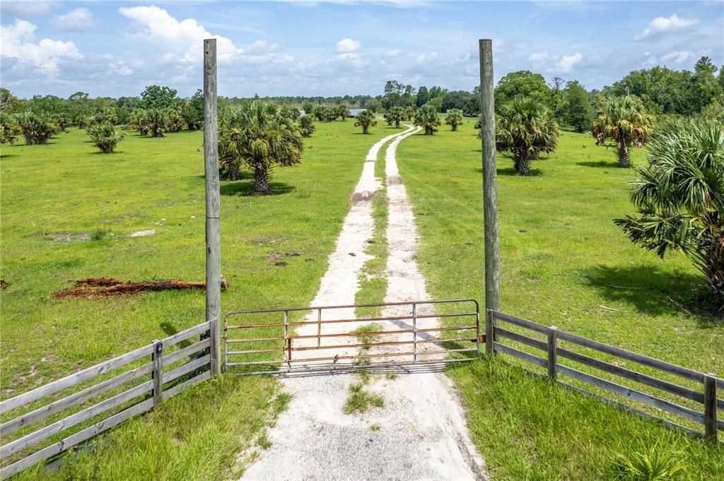 На продажу: $1,500,000 (98.27 acres)