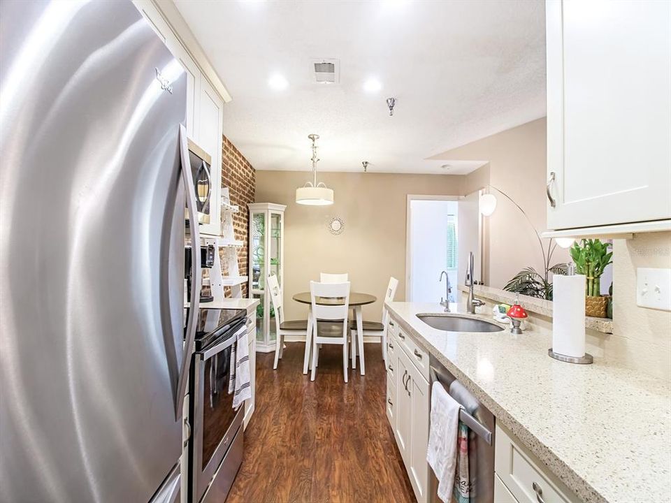 For Sale: $225,000 (2 beds, 2 baths, 1028 Square Feet)