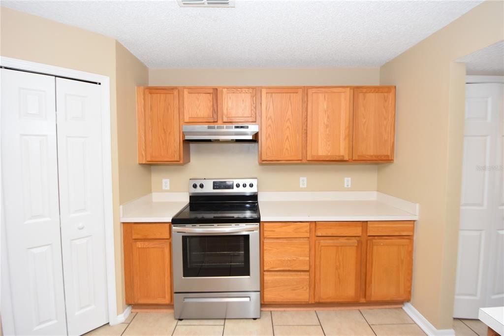 Active With Contract: $2,300 (5 beds, 2 baths, 2928 Square Feet)