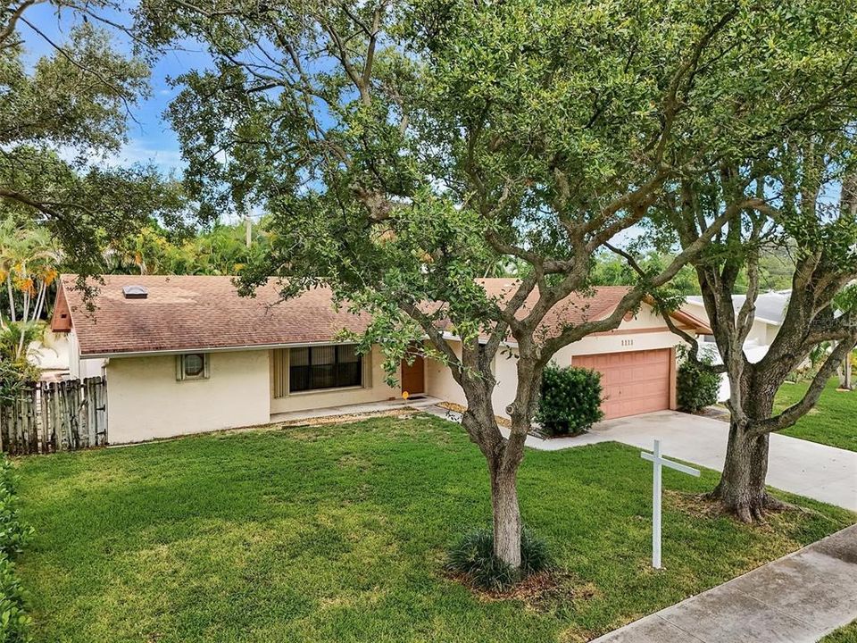 For Sale: $699,999 (3 beds, 2 baths, 1636 Square Feet)