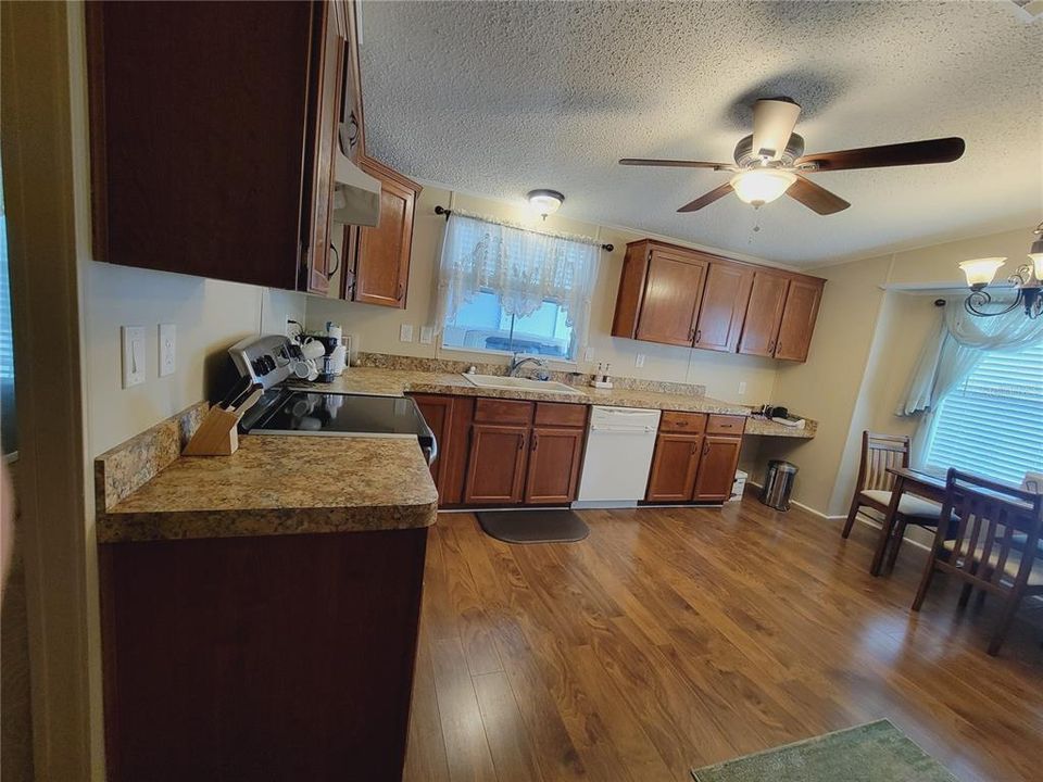 For Sale: $199,900 (3 beds, 2 baths, 1081 Square Feet)