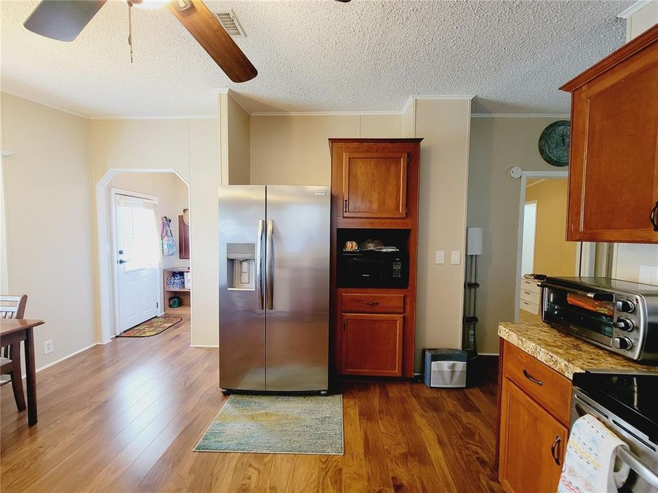 For Sale: $199,900 (3 beds, 2 baths, 1081 Square Feet)