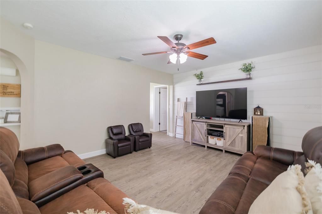 Active With Contract: $290,000 (3 beds, 1 baths, 1042 Square Feet)