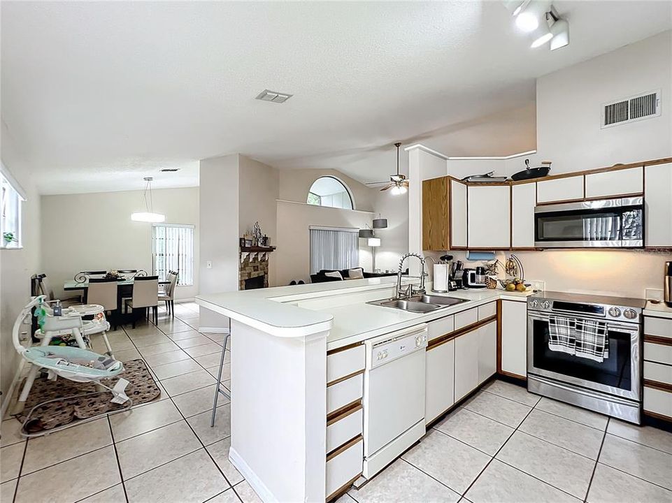 For Sale: $399,900 (3 beds, 2 baths, 1465 Square Feet)